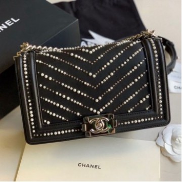 Chanel Pearl Chevron Calfskin Medium Boy Flap Bag A67086 Black 2020 Collection AQ01308 Chanel Pearl Chevron Calfskin Medium Boy Flap Bag A67086 Black 2020 Collection AQ01308