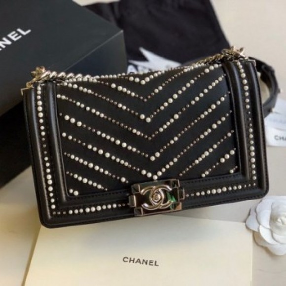 Chanel Pearl Chevron Calfskin Medium Boy Flap Bag A67086 Black 2020 Collection AQ01308 Chanel Pearl Chevron Calfskin Medium Boy Flap Bag A67086 Black 2020 Collection AQ01308
