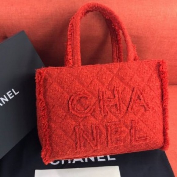 Chanel Wool Tweed Medium Zipped Shopping Bag AS0976 Red 2019 Collection AQ01649 Chanel Wool Tweed Medium Zipped Shopping Bag AS0976 Red 2019 Collection AQ01649