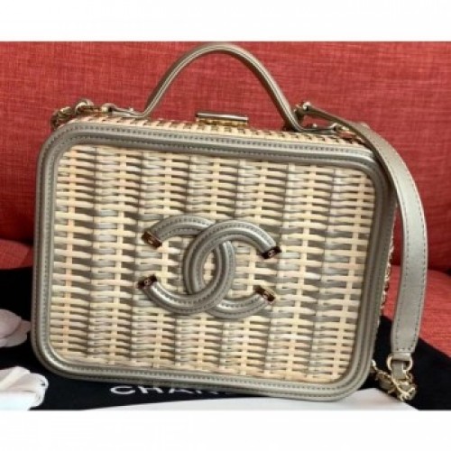 Chanel Rattan/Patent Calfskin CC Filigree Vanity Case Medium Bag A93343 Etoupe 2019 AQ02912 Chanel Rattan/Patent Calfskin CC Filigree Vanity Case Medium Bag A93343 Etoupe 2019 AQ02912