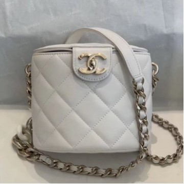 Chanel Quilted Lambskin Chain Round Vanity Case AS1355 White 2019 Collection AQ02512 Chanel Quilted Lambskin Chain Round Vanity Case AS1355 White 2019 Collection AQ02512