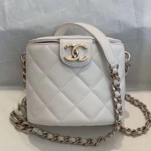 Chanel Quilted Lambskin Chain Round Vanity Case AS1355 White 2019 Collection AQ02512 Chanel Quilted Lambskin Chain Round Vanity Case AS1355 White 2019 Collection AQ02512