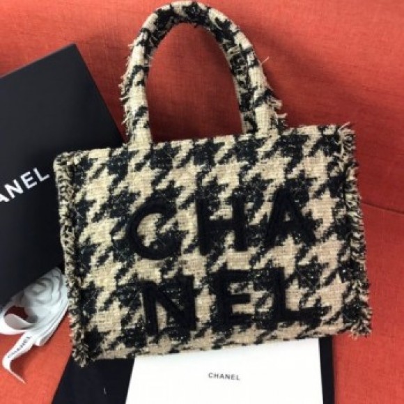Chanel Houndstooth Tweed Medium Zipped Shopping Bag AS0976 Beige/Black 2019 Collection AQ00976 Chanel Houndstooth Tweed Medium Zipped Shopping Bag AS0976 Beige/Black 2019 Collection AQ00976