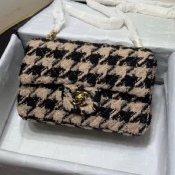 Chanel Houndstooth Tweed Small Flap Bag Beige/Black 2019 Collection AQ01786 Chanel Houndstooth Tweed Small Flap Bag Beige/Black 2019 Collection AQ01786