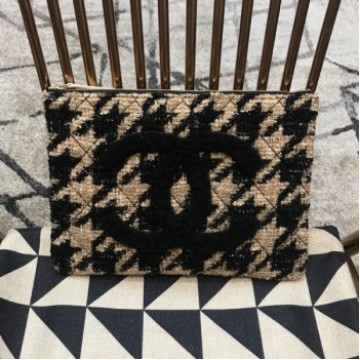 Chanel Medium Houndstooth Tweed CC Clutch AP0803 Beige/Black 2019 Collection AQ01538