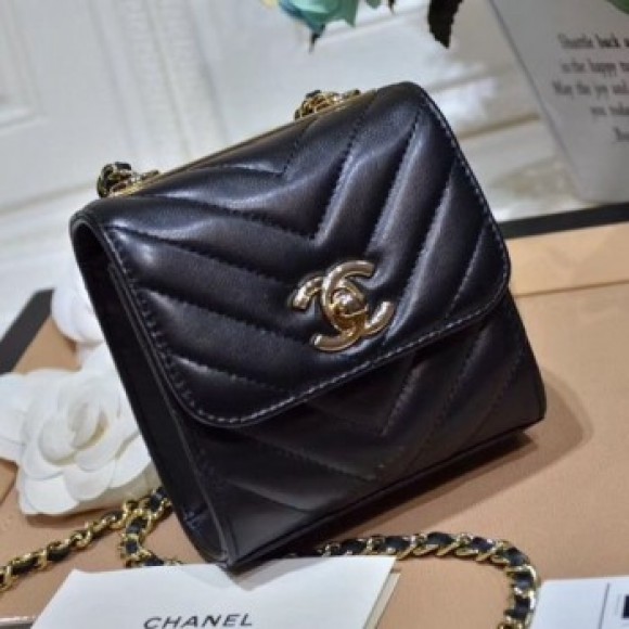 Chanel Chevron Lambskin Clutch with Chain A81633 Black 2019 Collection AQ01353 Chanel Chevron Lambskin Clutch with Chain A81633 Black 2019 Collection AQ01353