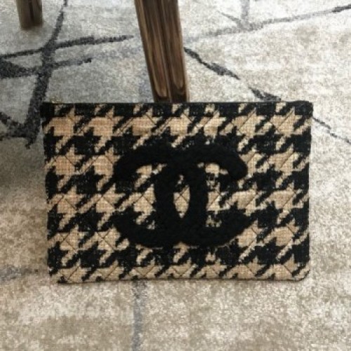 Chanel Large Houndstooth Tweed CC Clutch AP0803 Beige/Black 2019 Collection AQ02173 Chanel Large Houndstooth Tweed CC Clutch AP0803 Beige/Black 2019 Collection AQ02173
