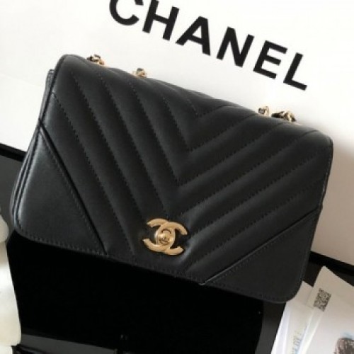 Chanel Chevron Smooth Calfskin Small Flap Bag A91586 Black 2019 Collection AQ01625 Chanel Chevron Smooth Calfskin Small Flap Bag A91586 Black 2019 Collection AQ01625