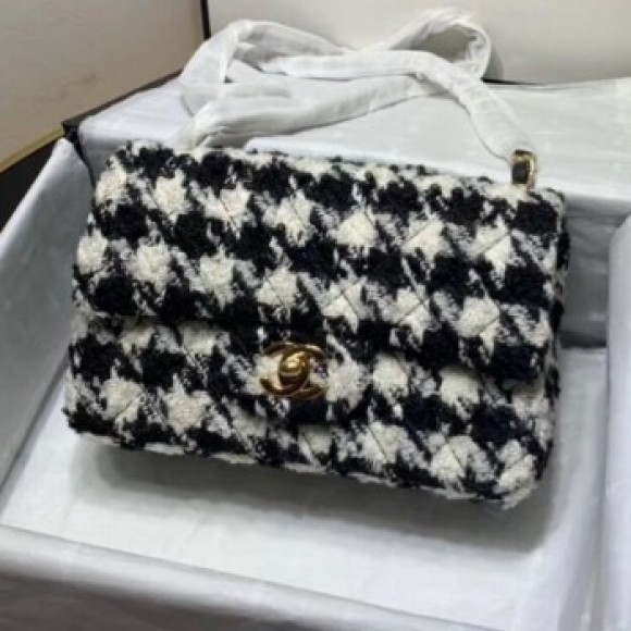 Chanel Houndstooth Tweed Small Flap Bag Black/White 2019 Collection AQ03969 Chanel Houndstooth Tweed Small Flap Bag Black/White 2019 Collection AQ03969
