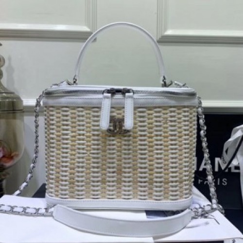 Chanel Rattan Woven Medium Vanity Case AS1347 White/Beige 2020 Collection AQ03844 Chanel Rattan Woven Medium Vanity Case AS1347 White/Beige 2020 Collection AQ03844