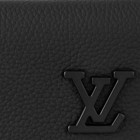 l**is V*t*n m81740 pilot wallet black