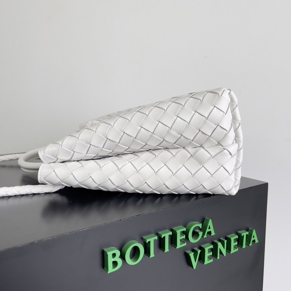 Bo*te*ga ve*ne*ta medium andiamo bag in white intrecciato lambskin