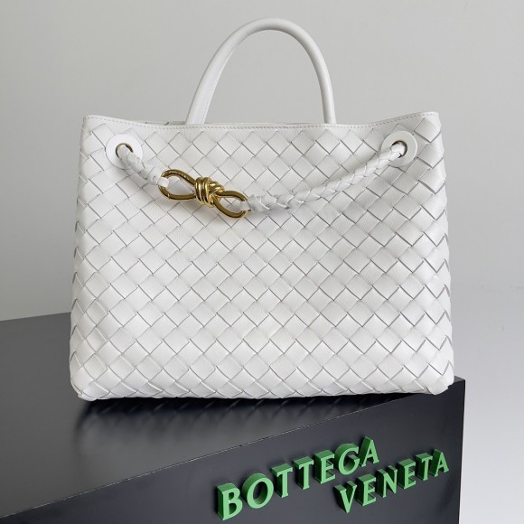 Bo*te*ga ve*ne*ta medium andiamo bag in white intrecciato lambskin