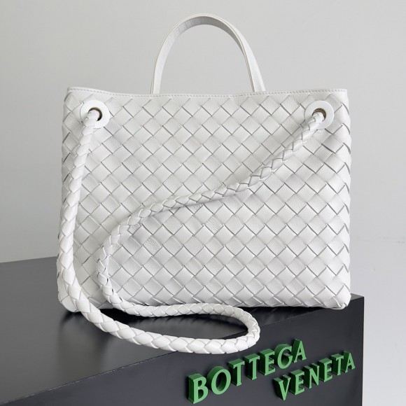 Bo*te*ga ve*ne*ta medium andiamo bag in white intrecciato lambskin