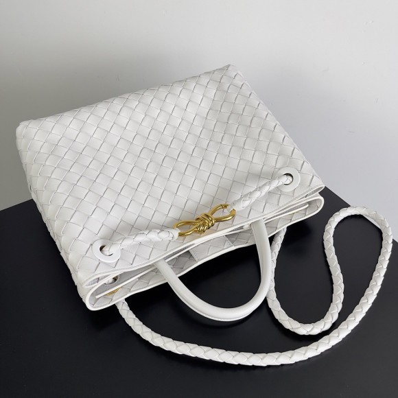 Bo*te*ga ve*ne*ta medium andiamo bag in white intrecciato lambskin