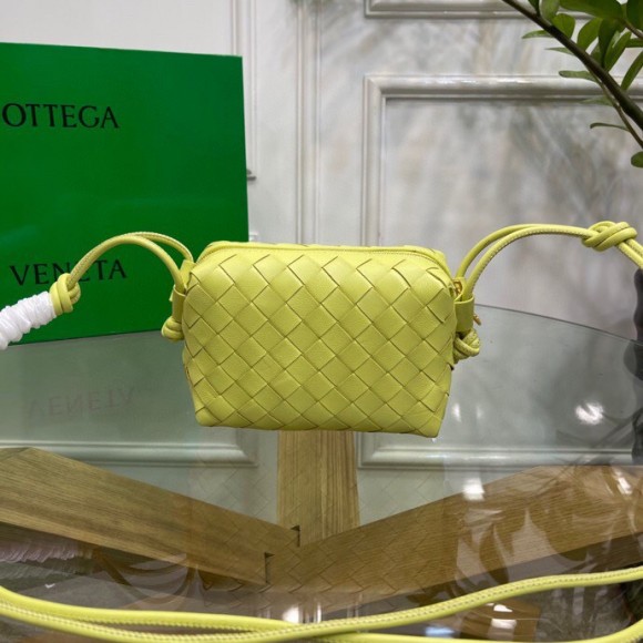 Bo*te*ga ve*ne*ta loop mini bag in kiwi intrecciato lambskin