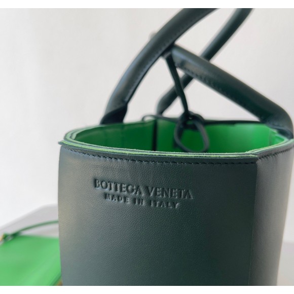 Bo*te*ga ve*ne*ta arco medium tote in green intrecciato lambskin