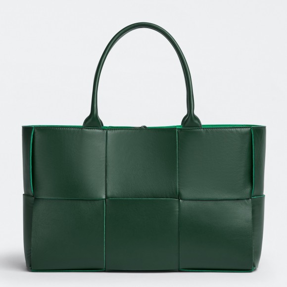 Bo*te*ga ve*ne*ta arco medium tote in green intrecciato lambskin