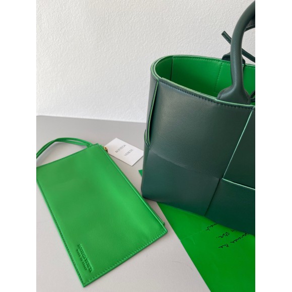 Bo*te*ga ve*ne*ta arco medium tote in green intrecciato lambskin