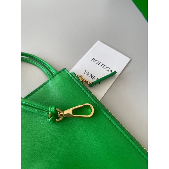 Bo*te*ga ve*ne*ta arco medium tote in green intrecciato lambskin