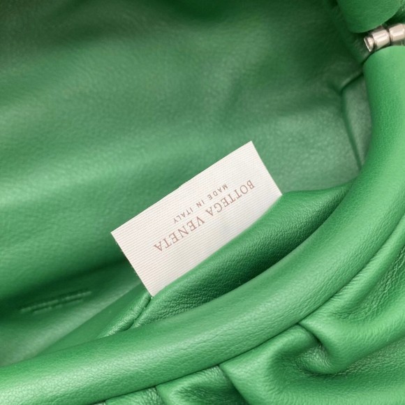 Bo*te*ga ve*ne*ta the pouch belt bag in green lambskin