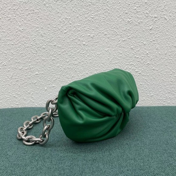 Bo*te*ga ve*ne*ta the pouch belt bag in green lambskin