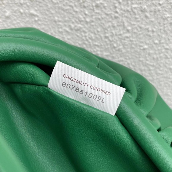 Bo*te*ga ve*ne*ta the pouch belt bag in green lambskin