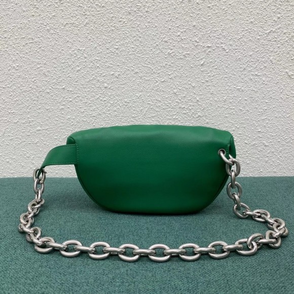 Bo*te*ga ve*ne*ta the pouch belt bag in green lambskin