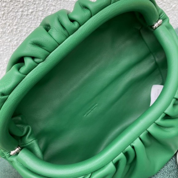 Bo*te*ga ve*ne*ta the pouch belt bag in green lambskin