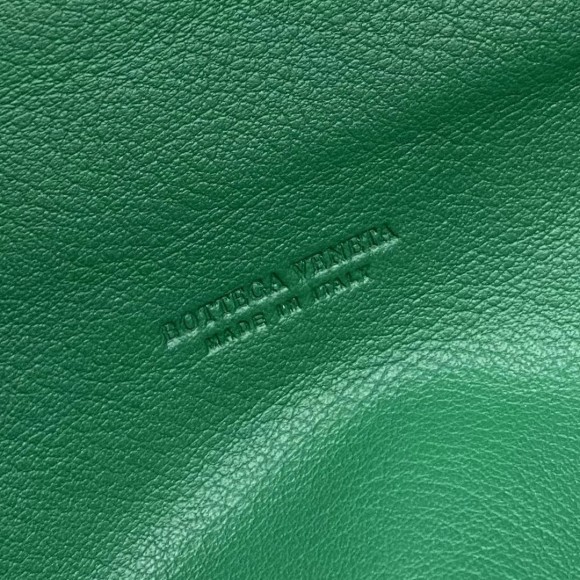 Bo*te*ga ve*ne*ta the pouch belt bag in green lambskin