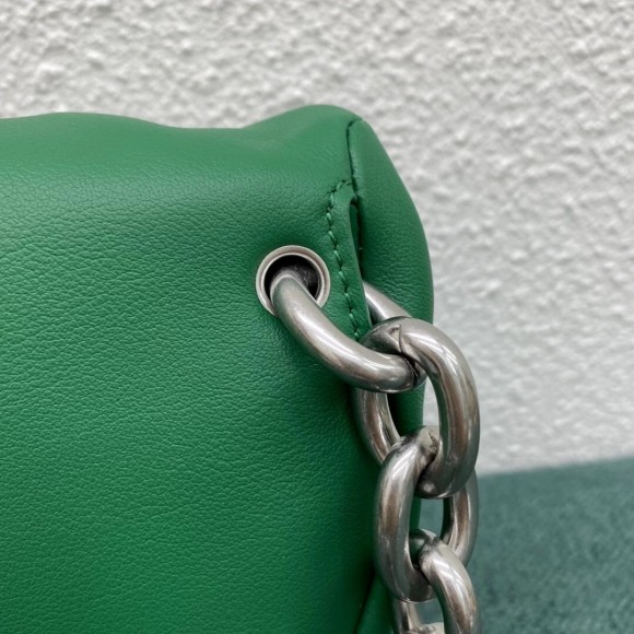 Bo*te*ga ve*ne*ta the pouch belt bag in green lambskin