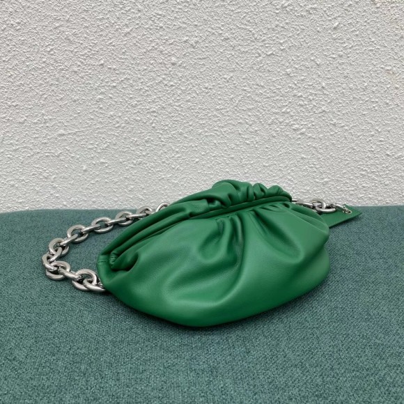 Bo*te*ga ve*ne*ta the pouch belt bag in green lambskin