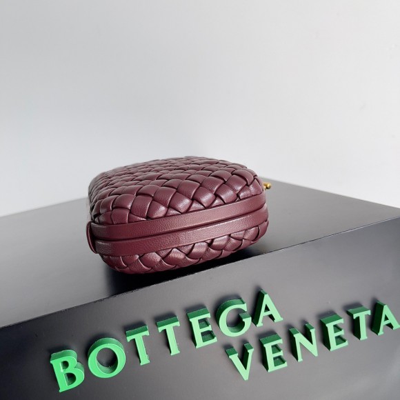 Bo*te*ga ve*ne*ta knot minaudiere clutch in bordeaux intrecciato lambskin