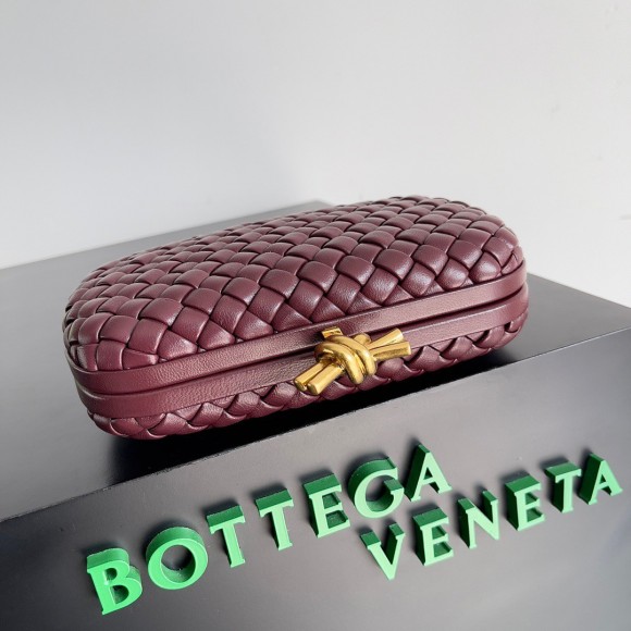 Bo*te*ga ve*ne*ta knot minaudiere clutch in bordeaux intrecciato lambskin