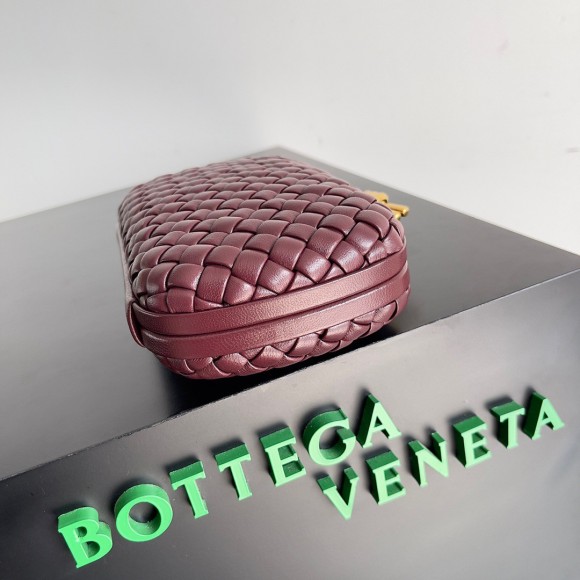 Bo*te*ga ve*ne*ta knot minaudiere clutch in bordeaux intrecciato lambskin