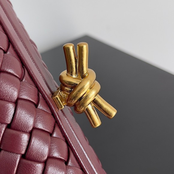 Bo*te*ga ve*ne*ta knot minaudiere clutch in bordeaux intrecciato lambskin