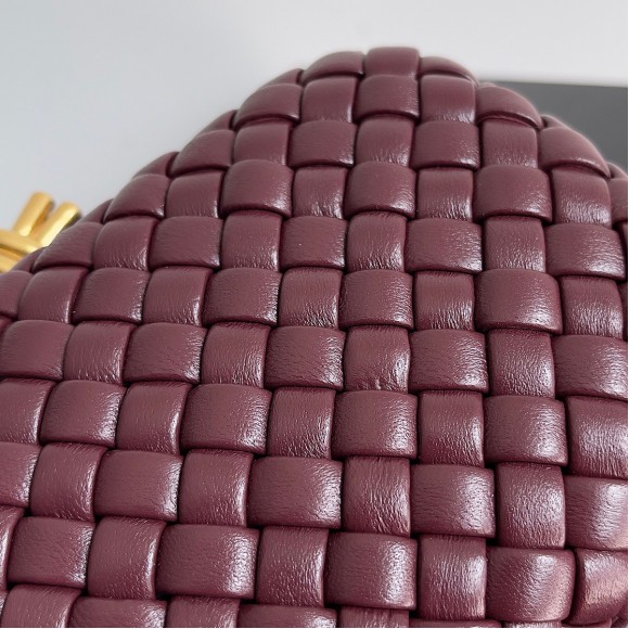 Bo*te*ga ve*ne*ta knot minaudiere clutch in bordeaux intrecciato lambskin