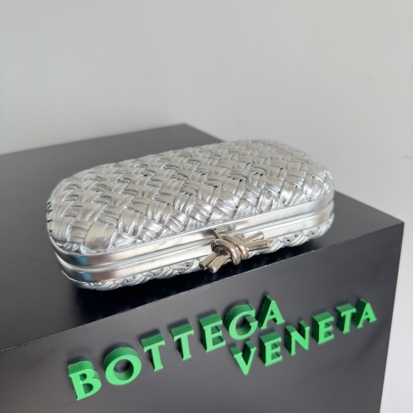 Bo*te*ga ve*ne*ta knot minaudiere clutch in silver intreccio laminated leather