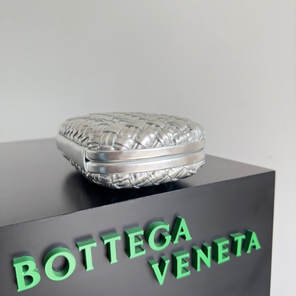 Bo*te*ga ve*ne*ta knot minaudiere clutch in silver intreccio laminated leather