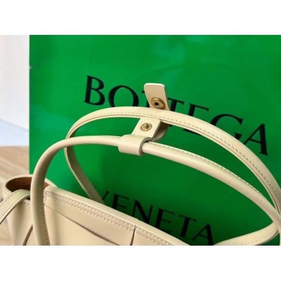 Bo*te*ga ve*ne*ta arco mini bag in beige intrecciato calfskin