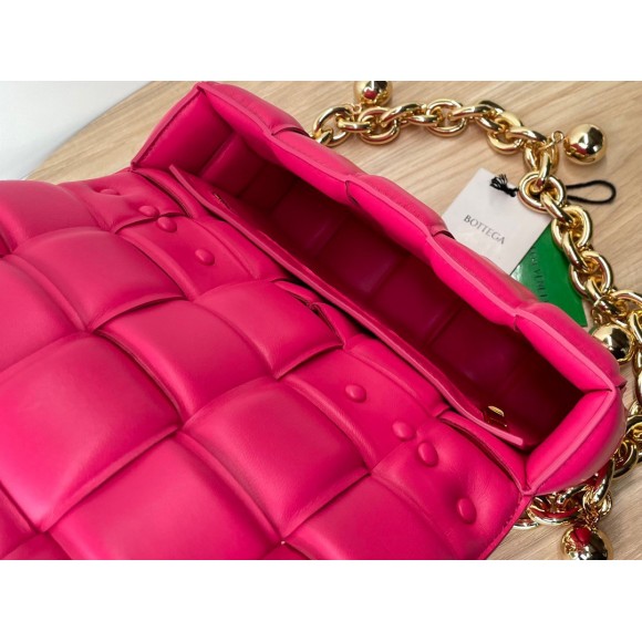 Bo*te*ga ve*ne*ta chain cassette bag in lollipop intrecciato lambskin