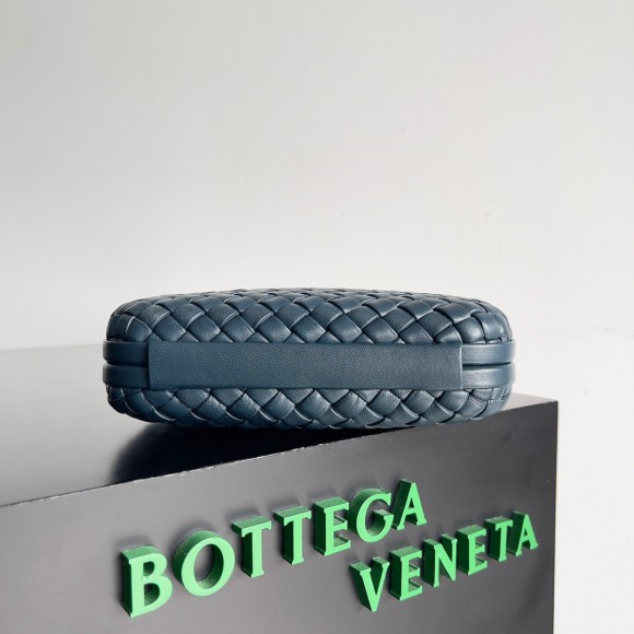 Bo*te*ga ve*ne*ta knot minaudiere clutch in space intrecciato lambskin