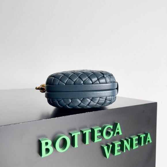 Bo*te*ga ve*ne*ta knot minaudiere clutch in space intrecciato lambskin