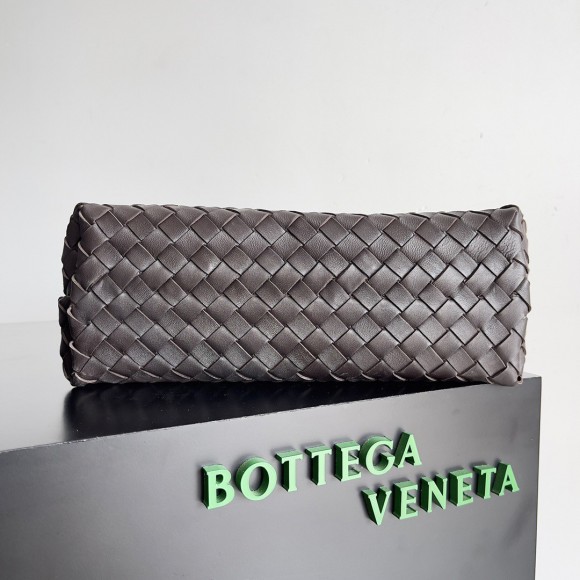 Bo*te*ga ve*ne*ta medium andiamo bag in fondant intrecciato lambskin