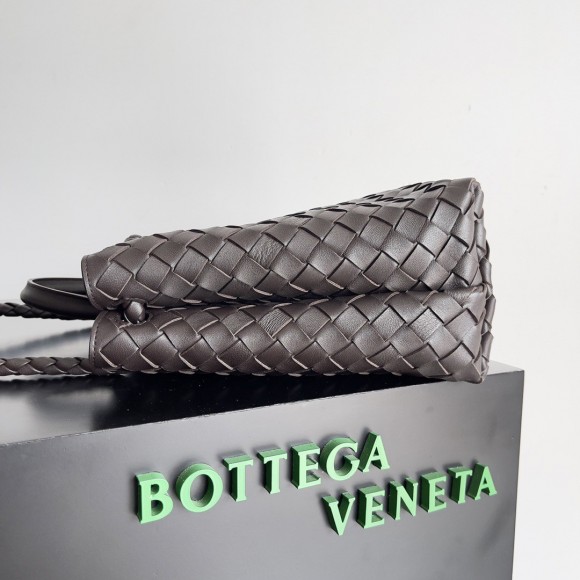 Bo*te*ga ve*ne*ta medium andiamo bag in fondant intrecciato lambskin