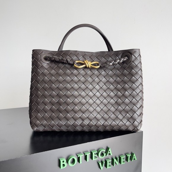 Bo*te*ga ve*ne*ta medium andiamo bag in fondant intrecciato lambskin