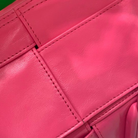 Bo*te*ga ve*ne*ta arco mini bag in pink intrecciato leather