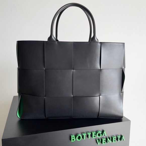 Bo*te*ga ve*ne*ta large arco tote bag in black intrecciato calfskin