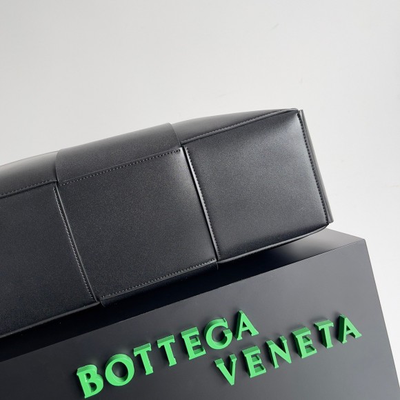 Bo*te*ga ve*ne*ta large arco tote bag in black intrecciato calfskin