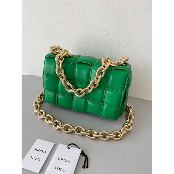 Bo*te*ga ve*ne*ta chain cassette bag in parakeet intrecciato lambskin